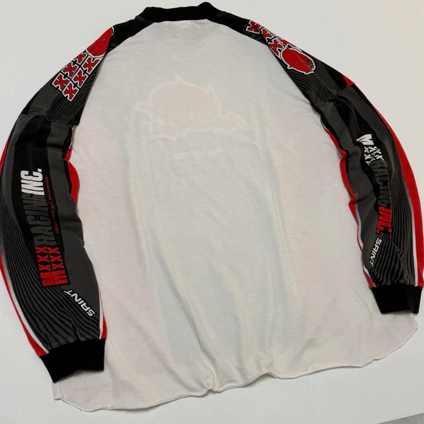 SAINT Mxxxxxx LS TEE/MORTOR CYCLE/WHT Little Devil Angel Racing Long Sleeve Off-White S-XL SAINT's annual racing style BOXY short, wide and fat design will be sold out immediately every time it is released. The whole garment is oversized and has many prints. The front and back prints on the shoulder are aligned. The printing area is very large and the operation is also difficult. The genuine level is restored. The ready-made garments are washed again to make them look old. Soft desizing is added to make the printing look old and white.